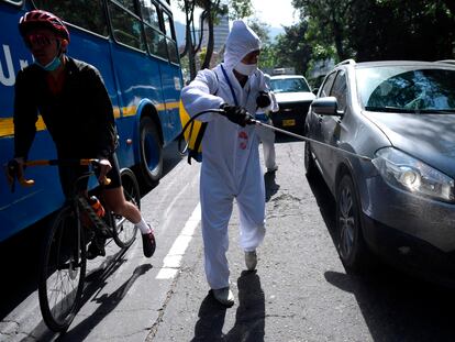 Un hombre desinfecta un automóvil en Bogotá (Colombia), en enero.