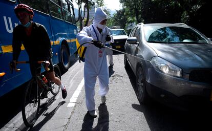 Un hombre desinfecta un automóvil en Bogotá (Colombia), en enero.