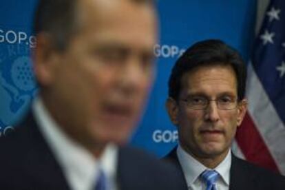 El líder de la mayoría republicana en el hemiciclo, Eric Cantor (d), escucha al presidente de la Cámara de Representantes, el republicano John Boehner (i), durante una rueda de prensa ofrecida en el Capitolio, en Washington (Estados Unidos).
