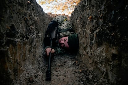 Un soldado ucranio se esconde en una trinchera cerca de Demydiv. El presidente ruso, Vladímir Putin, ha afirmado hoy que permitirá el ingreso de voluntarios para luchar en la guerra.