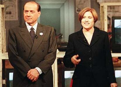 Silvio Berlusconi, con Lucia Annunziata, presidenta de la RAI.