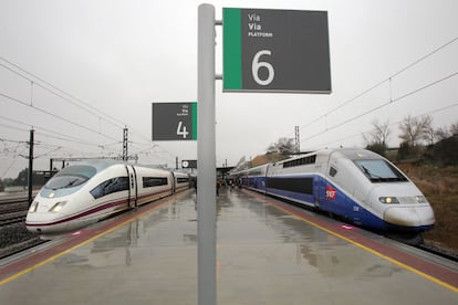 9:59AM - Estación de Figueres Vilafant. En el mismo andén al que ha llegado el AVE espera un TGV de dos pisos con destino a París