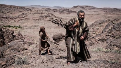 Abraham lleva a su hijo Isaac al sacrificio en una escena de 'La Biblia'