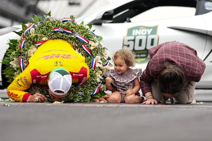 Alex Palou besa la pista junto a su mujer, Esyher Valle, y su hija, Lucía, tras su triunfo.