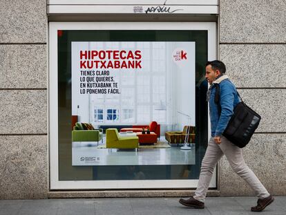 Un hombre pasa ante un anuncio hipotecario en Bilbao, el pasado febrero.