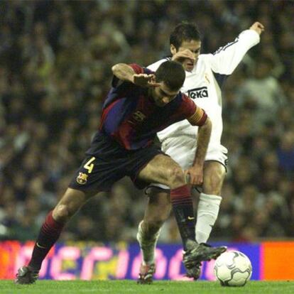 Guardiola controla el balón ante Raúl en el 2-2 del Barça ante el Madrid en el Bernabéu en 2001.