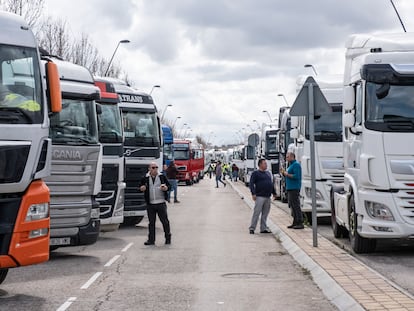 Varios camioneros en huelga, este lunes en el polígono Los Gavilanes, en Getafe.