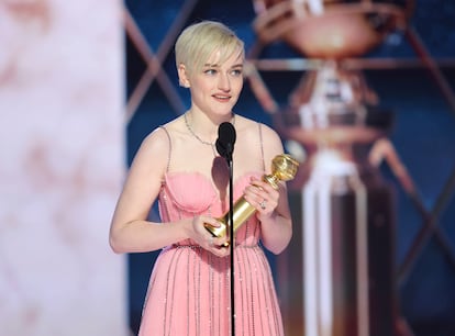 Julia Garner acepta el Globo de Oro a Mejor Actriz de Reparto de Televisión por su papel en 'Ozark'.