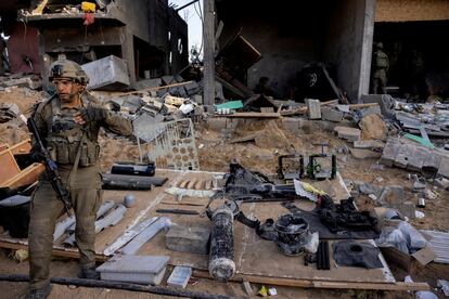 Un soldado israelí, delante de objetos que aseguran se encontraron dentro del un taller donde se fabricaba armamento. 