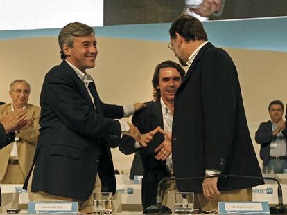 Ángel Acebes, José María Aznar y Mariano Rajoy se saludan en el congreso.