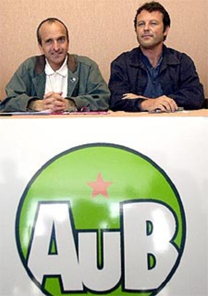 Los portavoces de AuB Joserra Etxebarria (izquierda) y Pedro Albite, en una rueda de prensa ayer en San Sebastián.