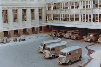 Furgonetas de Correos en los años sesenta en el pasaje interior del Palacio, hoy transformado en la Galería de Cristal en la Galería de Cristal