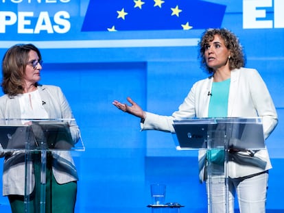 Teresa Ribera (PSOE) y Dolors Montserrat (PP), este lunes durante el debate.