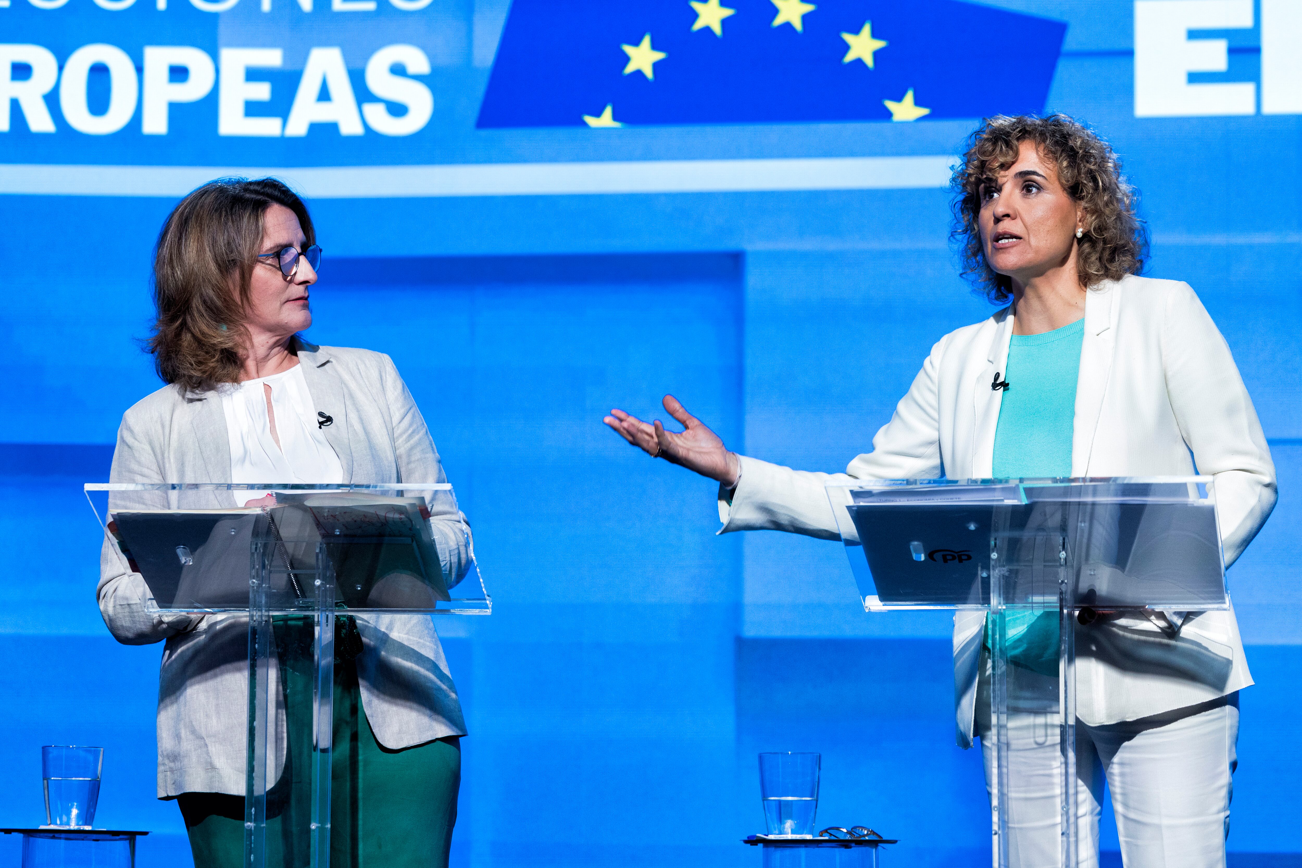 Teresa Ribera (PSOE) y Dolors Montserrat (PP), en un momento del debate.