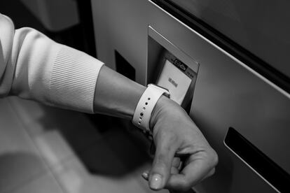 Un cliente usa un reloj de Apple para pagar en un McDonald's en febrero de 2016 en Beijing (China). 