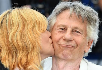 A atriz Emmanuelle Seigner beija a seu marido, Roman Polanski, antes da coletiva de imprensa de 'D'Après une histoire vraie'.