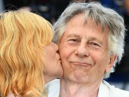 A atriz Emmanuelle Seigner beija a seu marido, Roman Polanski, antes da coletiva de imprensa de 'D'Après une histoire vraie'.