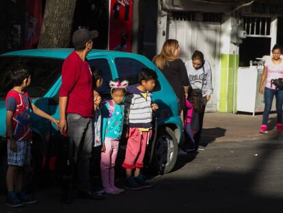 Una familia en la calle esperando al temblor en un lugar seguro.