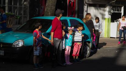 Una familia en la calle esperando al temblor en un lugar seguro.