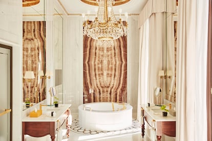 La imponente bañera de mármol que preside la Suite Real del hotel Four Seasons.