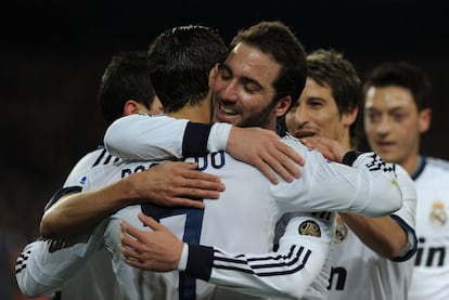 Los jugadores del Real Madrid celebran el 0 a 1.