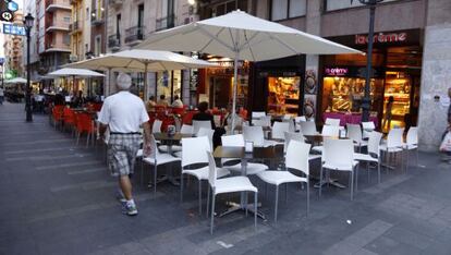 Una de las terrazas de la calle Casta&ntilde;os de Alicante. 