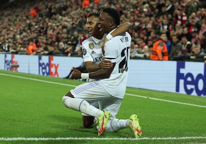 Rodrygo y Vinicius celebran uno de los tantos del Real Madrid ante el Liverpool en Anfield.