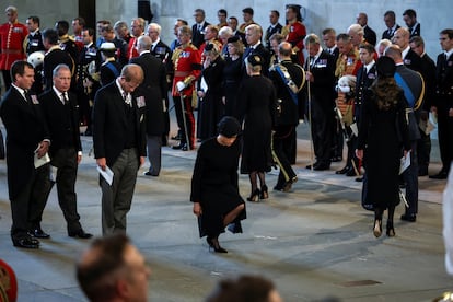 El príncipe Enrique y su mujer, Meghan Markle, hacen una reverencia al féretro de la reina Isabel II en Westminster Hall, este miércoles.