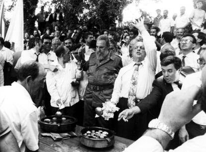 Fidel Castro, junto a Manuel Fraga Iribarne, Presidente de La Xunta de Galicia preparan una queimada en O Carballio, durante la visita del líder cubano a Galicia en 1992.