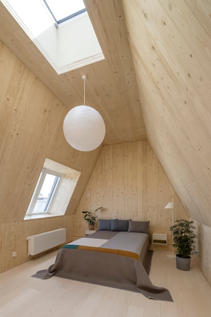 La tercera altura de esta vivienda experimental, que cuenta con luz y ventilación gracias a las ventanas Velux.