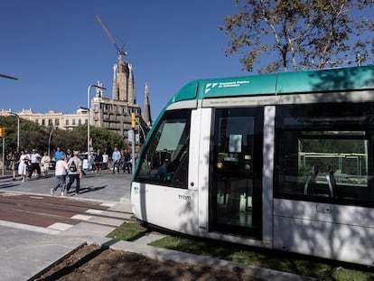 Un tranvía de Barcelona en el trayecto entre la plaza de les Glòries y Verdaguer, a su paso por la calle de Marina, con la Sagrada Familia de fondo.