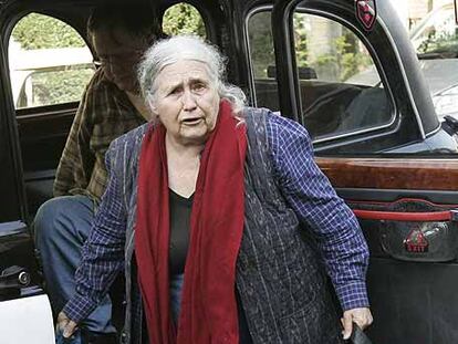Doris Lessing llegando a su casa en taxi ayer tras hacer unas compras.