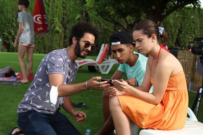 El actor y profesor de teatro Nourddine El Attab muestra a Mouad Faraji una imagen del rodaje de 'Catorce', junto a otra protagonista, Keila Schneider.