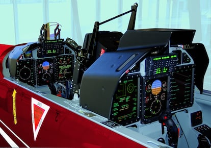 Una cabina interna del caza de entrenamiento Pilatus PC-21 en el que se puede observar su complejo equipamiento tecnológico.