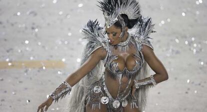 Una &#039;passista&#039; durante el desfile de la escuela de samba de R&iacute;o Mocidade Independente de Padre Miguel, en 2013.