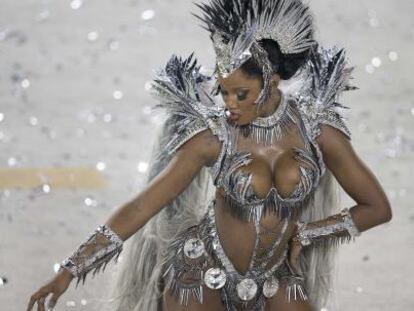 Una &#039;passista&#039; durante el desfile de la escuela de samba de R&iacute;o Mocidade Independente de Padre Miguel, en 2013.