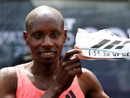El atleta keniano Sabastian Sawe muestra la zapatilla con la que se convirtió en el primer hombre en correr un maratón oficial por debajo de las dos horas.