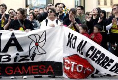 Marcha de los trabajadores de Gamesa por Pamplona en contra del expediente de rescisión de los 150 contratos de la planta de Alsasua. EFE/Archivo