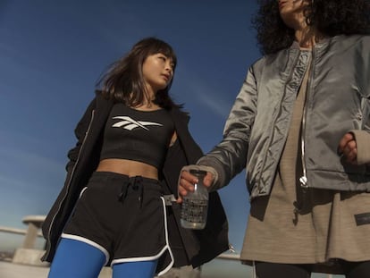 Estos veinteañeros embotellan agua de mar contra la resaca