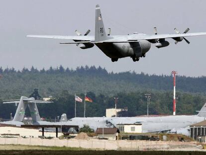 Imagen de archivo de un avión aterrizando en la base estadoundiense de Ramstein, en Alemania.