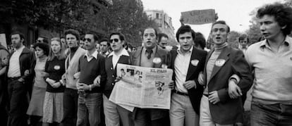 Guitérrez (segunda mujer por la izquierda) participa en la manifestación de los trabajadores de EL PAÍS tras el atentado bomba en el que murió un empleado.