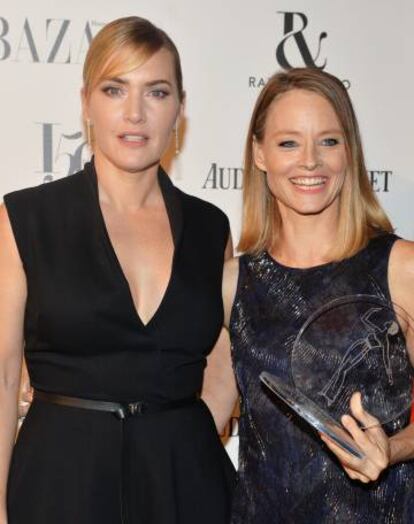 Las actrices Kate Winslet y, a la derecha, Jodie Foster, reconcidas anoche en los premios a las mujeres del año de la revista 'Harper's Bazaar' en Londres.