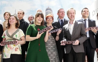 En primer plano, de izquierda a derecha, los galardonados Julia Piera, Patricia Gosálvez y Carlos Hipólito.