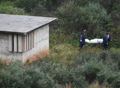 Los agentes recogen el cadáver de Fernando Moreno de una caseta de aguas en Marbella.