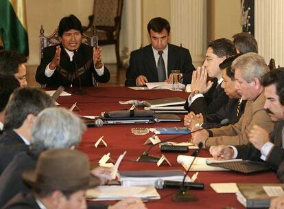 El presidente de Bolivia, Evo Morales (al fondo, a la izquierda), en la reunión de ayer con los gobernadores.