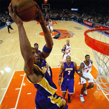 Bryant es, junto con Wilt Chamberlain, el único jugador en la historia de la NBA en promediar 40 o más puntos más de una vez en el plazo de un mes.