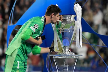 Courtois besa la copa.