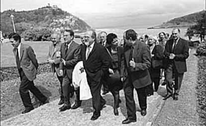 Nicolás Redondo (tercero por la izquierda), ayer con rectores y profesores universitarios, en el palacio de Miramar de San Sebastián.