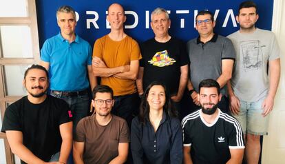Pablo Enciso (en el centro, de camiseta negra) y el resto del equipo de Predictiva.