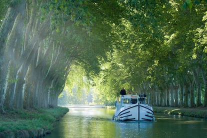 Una barcaza navegando por el canal du Midi, el más largo de Francia.
